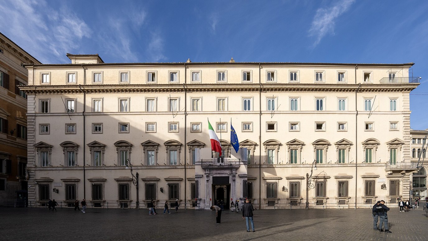 Italia Batalkan PHK oleh AI; Keputusan Akhir Wajib di Tangan Manusia