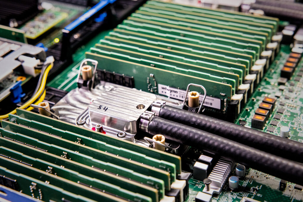 Terobosan Microfluidics Microsoft 3x Lebih Efektif Dinginkan AI Chips