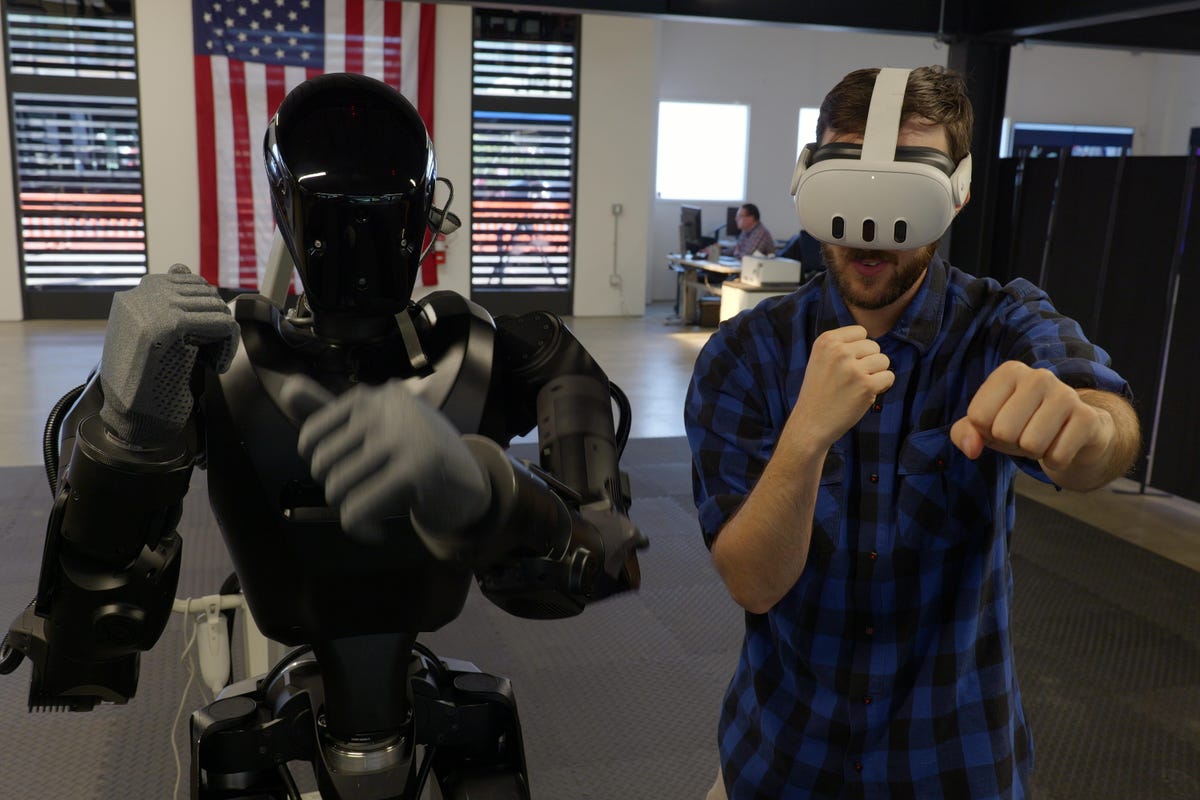 MENGEJUTKAN! Robot Perang PHANTOM MK-1 Siap Invasi: Miliarder Prediksi 10.000 Pasukan Robot Tahun Depan!