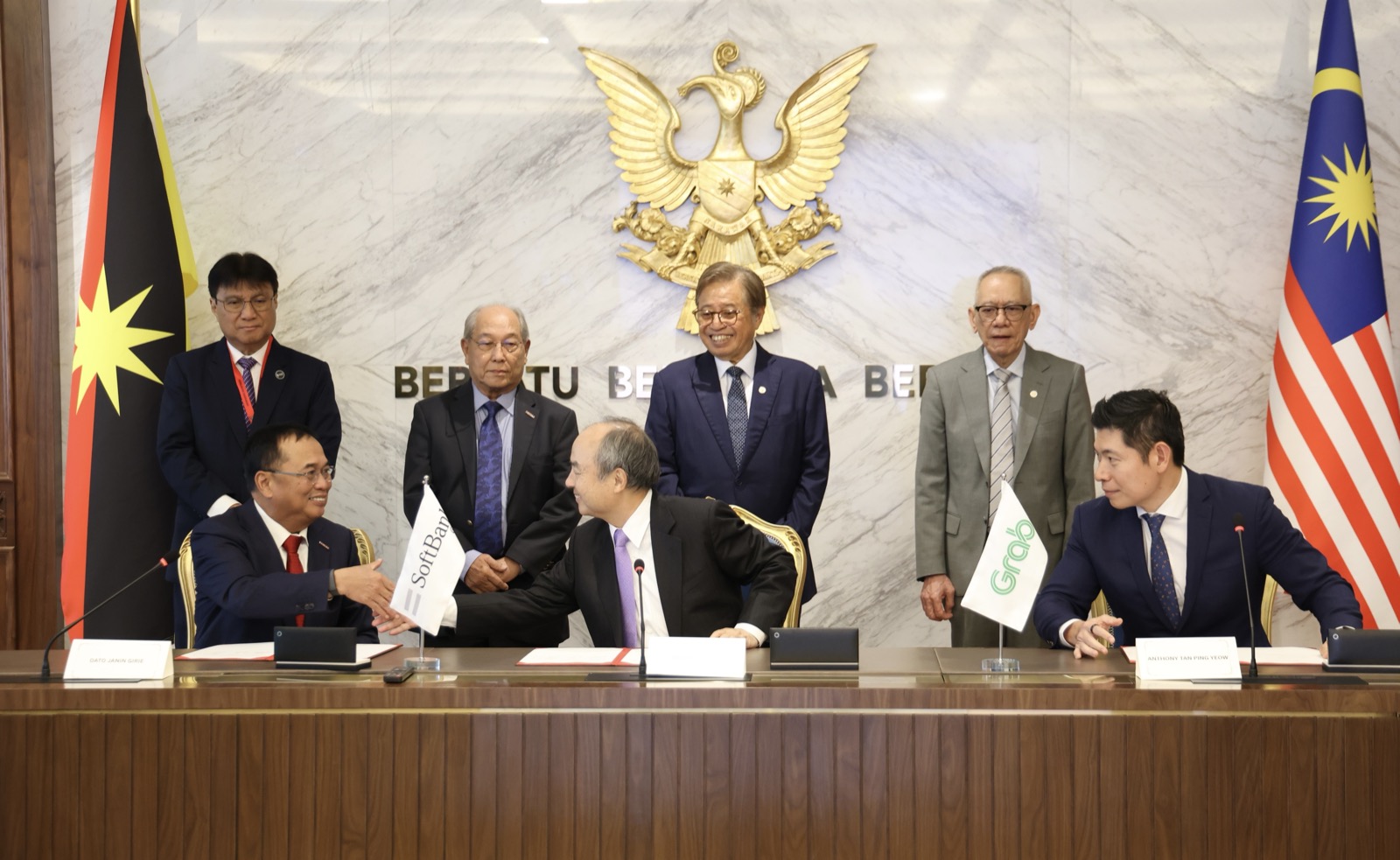 Anwar Umumkan Investasi AI $50 Miliar; Bloomberg Sebut Investornya SoftBank