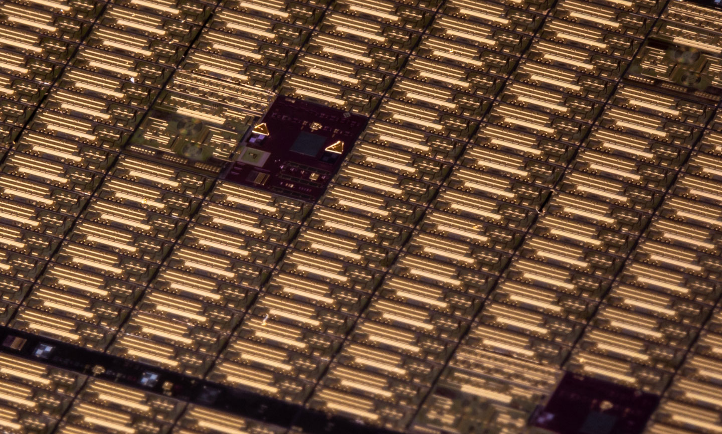 Chip Photonic Baru Konversi Laser ke Warna-Warni Tanpa Input Aktif