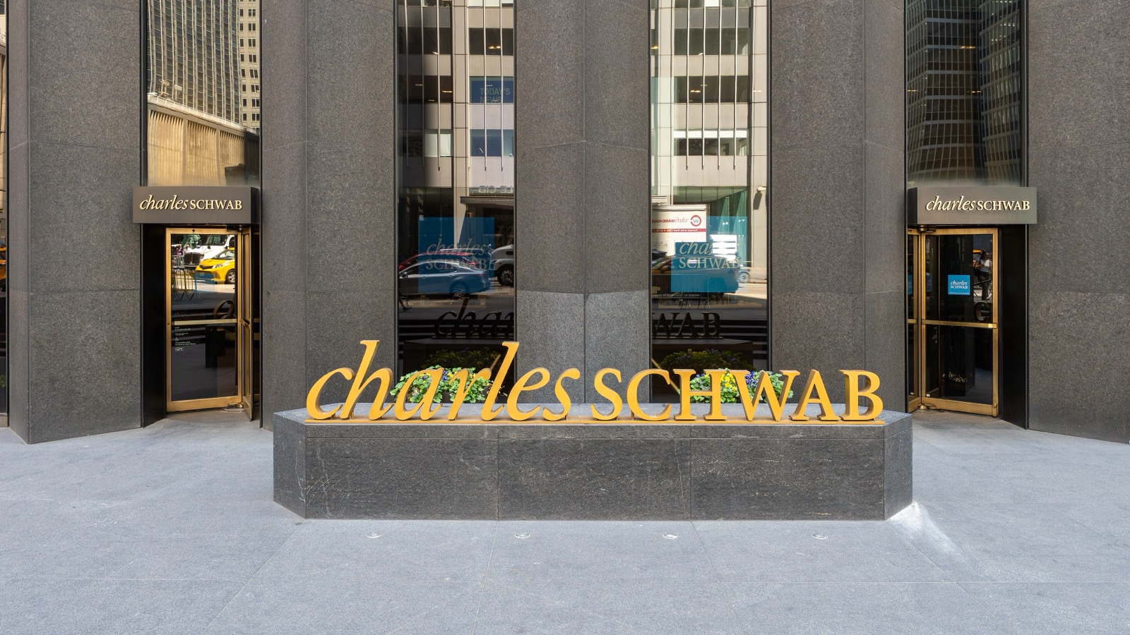 Schwab dan JPMorgan Blokir Agen AI Luar dari Akun Nasabah