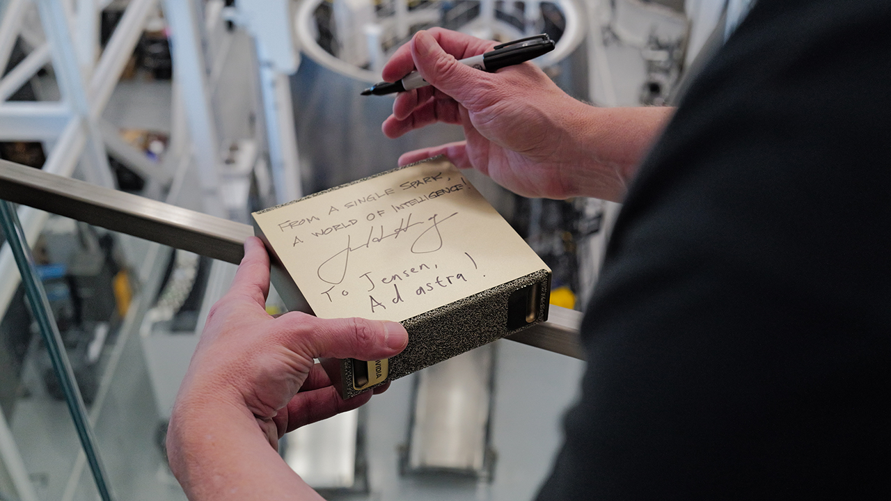 Jensen Huang Serahkan DGX Spark ke Elon Musk